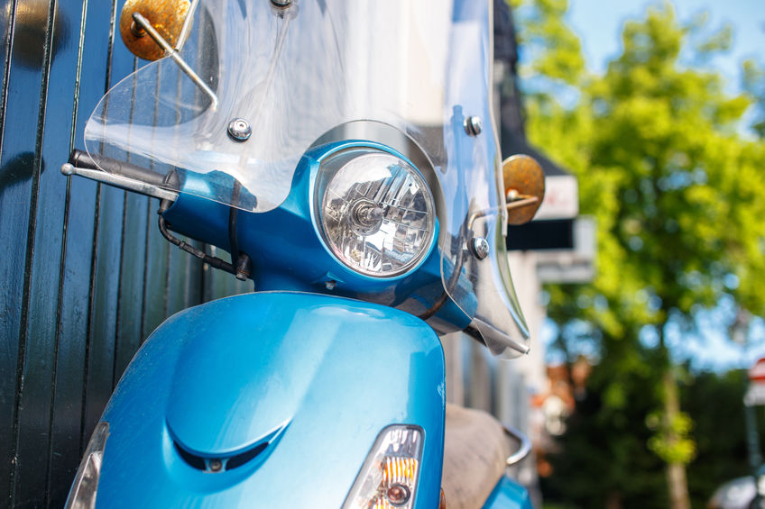 Merkmale Mopedversicherung blauer Roller
