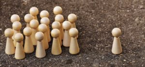 Cyberversicherung weiße spielfiguren